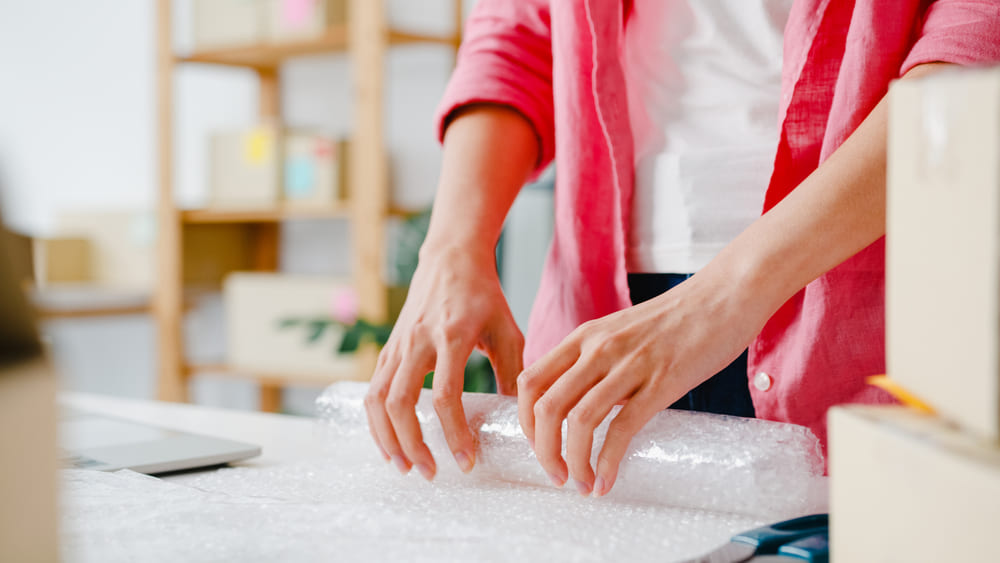 Cómo proteger objetos frágiles al almacenarlos en mini depósitos