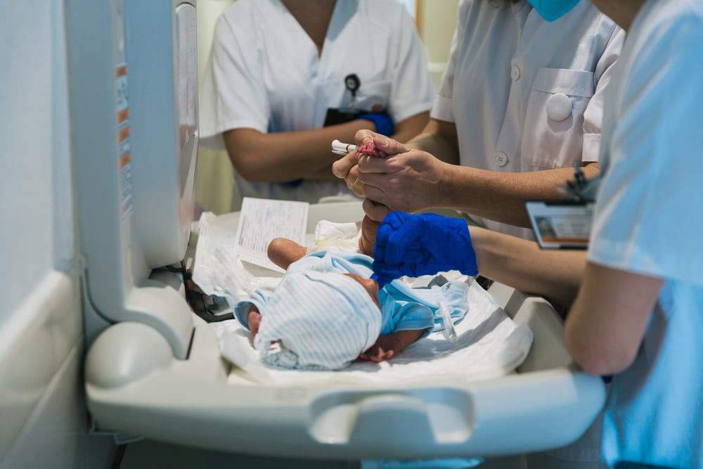 Cuidados intensivos para bebés prematuros en la unidad de neonatología de Ciudad de Guatemala