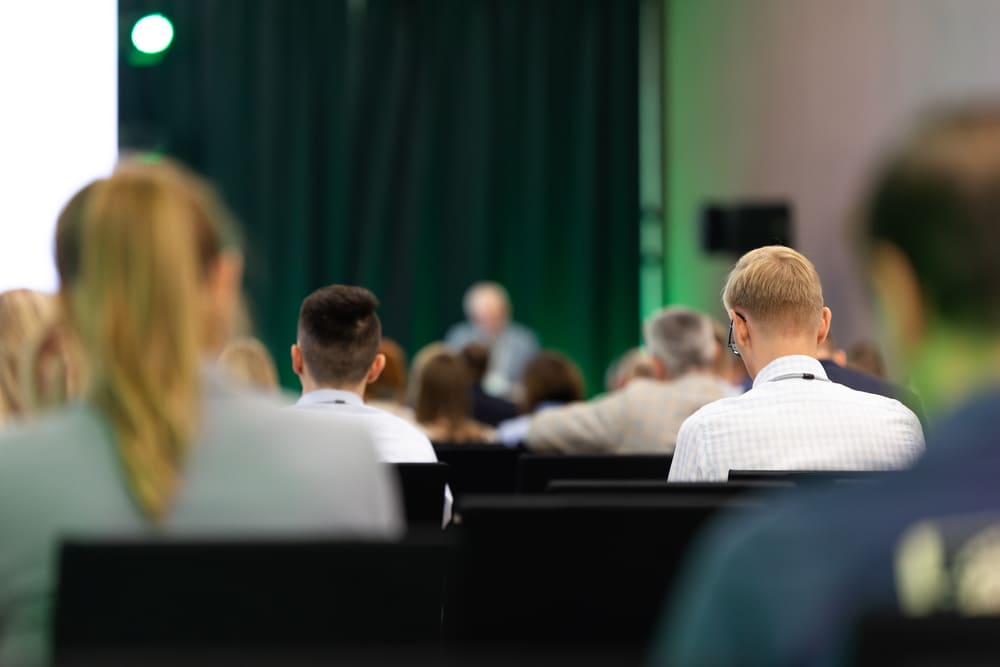 Conferencistas de automovilismo que transforman experiencias de pista en aprendizajes empresariales