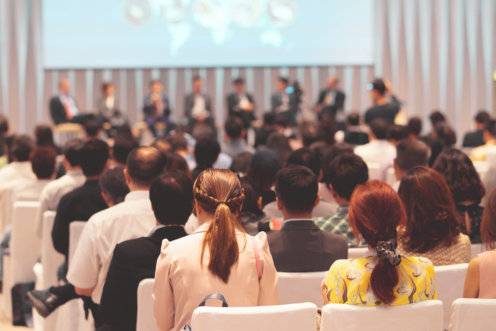 Conferencistas de automovilismo que inspiran resiliencia y alto rendimiento en empresas