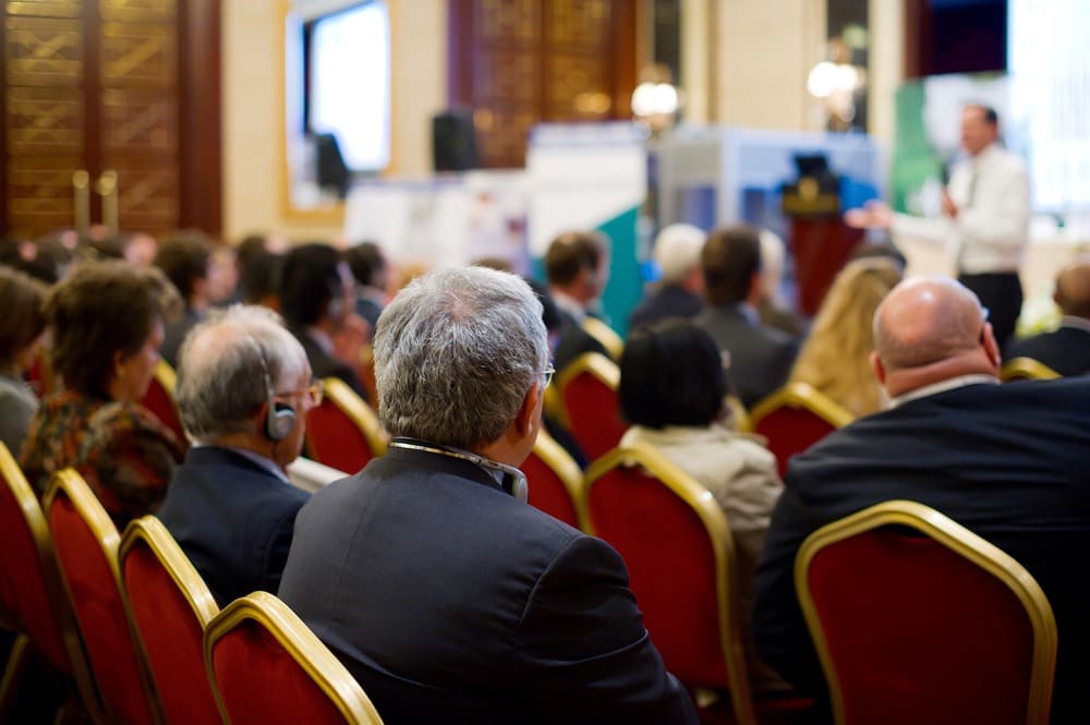 Pasos para elegir un conferencista que combine humor, innovación y motivación